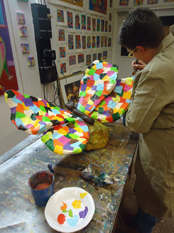 Aan het schilderen aan papier mache vlinder tijdens cursus papier mache beelden maken
