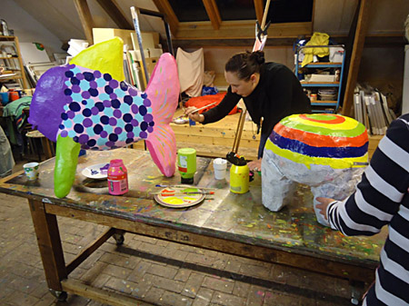 papier mache beelden maken op het atelier van Twan de Vos in Wageningen, schilderles, schildercursus,