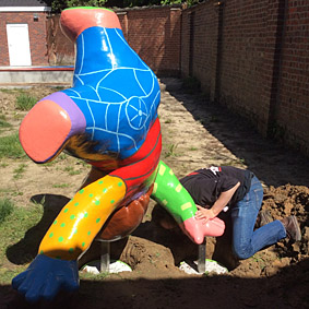 Placing polyester sculpture at Bemok school in Kortrijk, Belgium