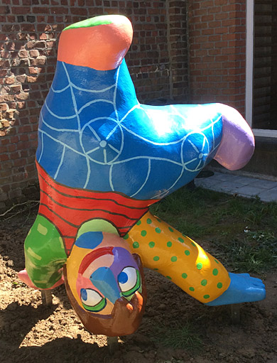 Polyester sculptuur "Anders de wereld in kijken van Twan de Vos voor de Bemokschool in Kortrijk in België