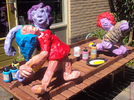 kleurrijke polyester beelden van Annelies van Biesbergen en Twan de Vos terwijl er aan gewerkt wordt