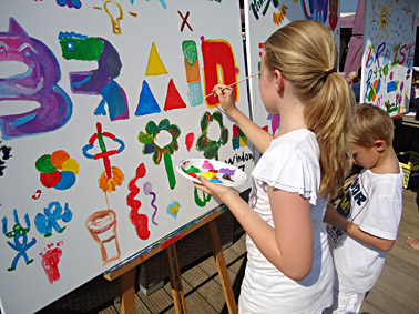 Workshop schilderen op het strand van Scheveningen tijdens een bedrijfsfeest. Gezamenlijk worden 3 schilderijen van 100 x 100 cm geschilderd tijdens een prachtige zomerdag. 