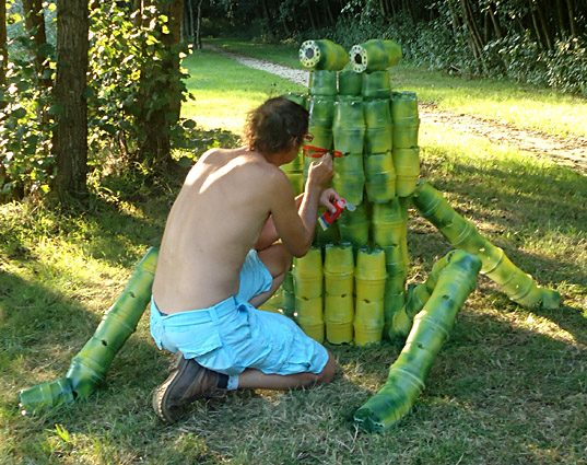 Skulptur von biobasierten Blumentöpfe aus Kartoffel eines Frosches für die Ausstellung Landart Diessen von der Twan de Vos gemacht