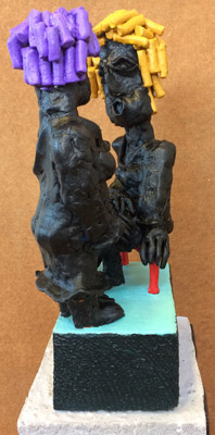 Sculptuur In gesprek van Twan de Vos, beeld van keramiek, bijenwas en hout, gesprek tussen man en vrouw