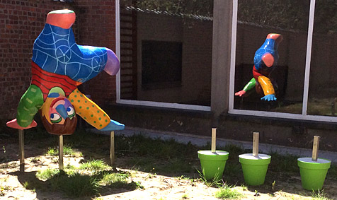 Placing polyester sculpture at Bemok school in Kortrijk, Belgium