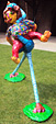 Polyester beeld Struisvogelboy van Twan de Vos, jongen rijdt op een struisvogel, om te blijven zitten heeft hij zijn trui over de hals van de struisvogel gedaan, tuinbeeld