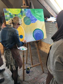 Samen met collega's een schildeij schilderen tijdens een teambuilding op het atelier in Wageningen
