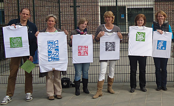 Revolutionair Ronde Laster Linosnede met textielverf afdrukken op t-shirt, kussensloop of ander textiel  van katoen in Wageningen, Tilburg of elke ander lokatie in Nederland en  België