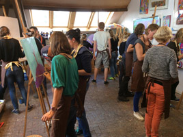 Bedrijfsuitje waarbij schilderijen voor de werkvloer geschilderd worden op het atelier in Wageningen