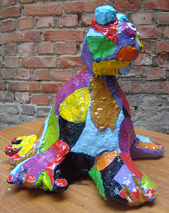 Polyester beeld Zeekat van Twan de Vos, een kleurrijk e sculptuur van een kat met 5 zwemvliesachtige poten, zee, kat, poes, zwemvliezen